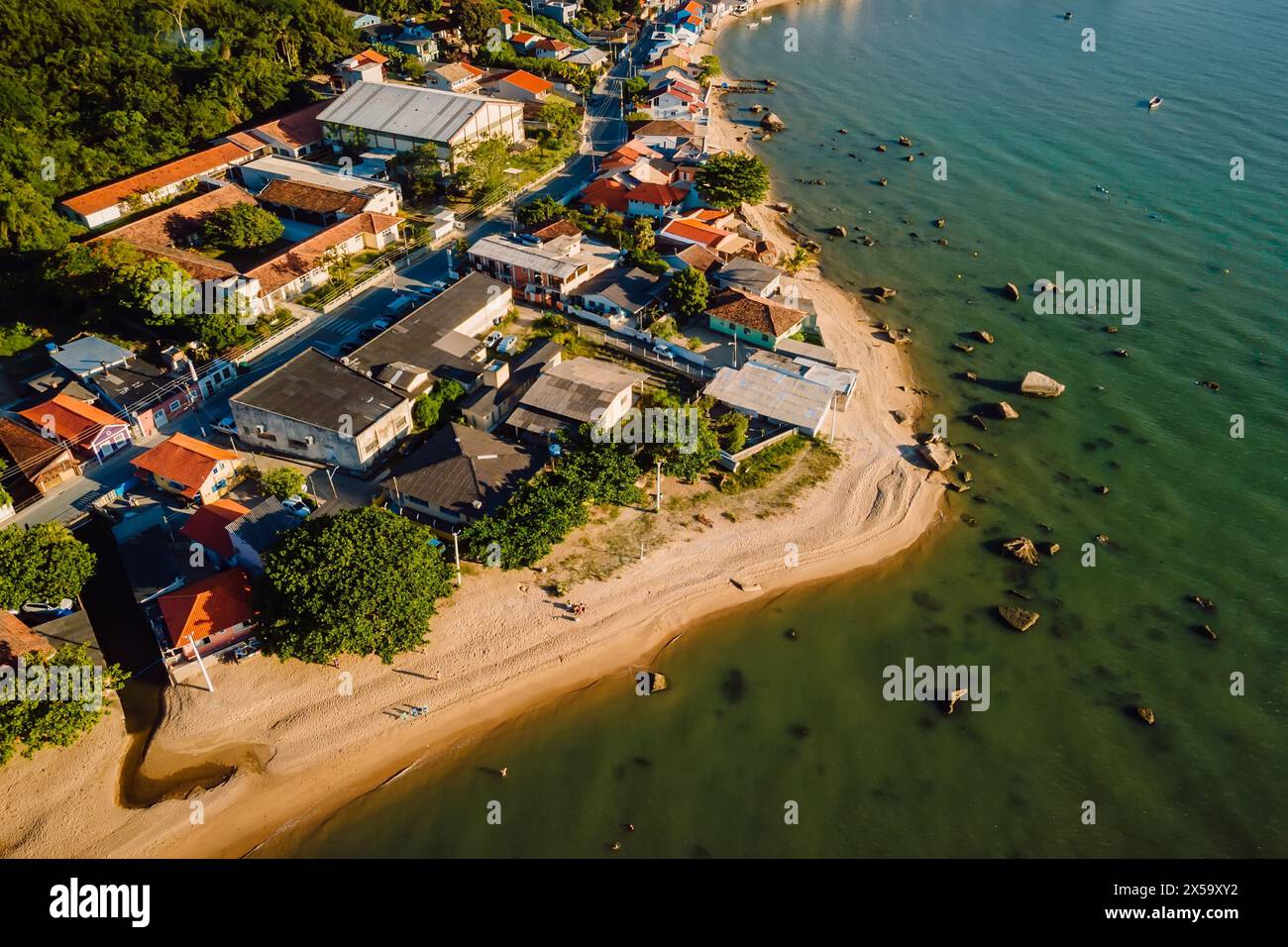 Touristisches Fischerdorf - Ribeirao da Ilha in Florianopolis, Brasilien. Luftaufnahme Stockfoto