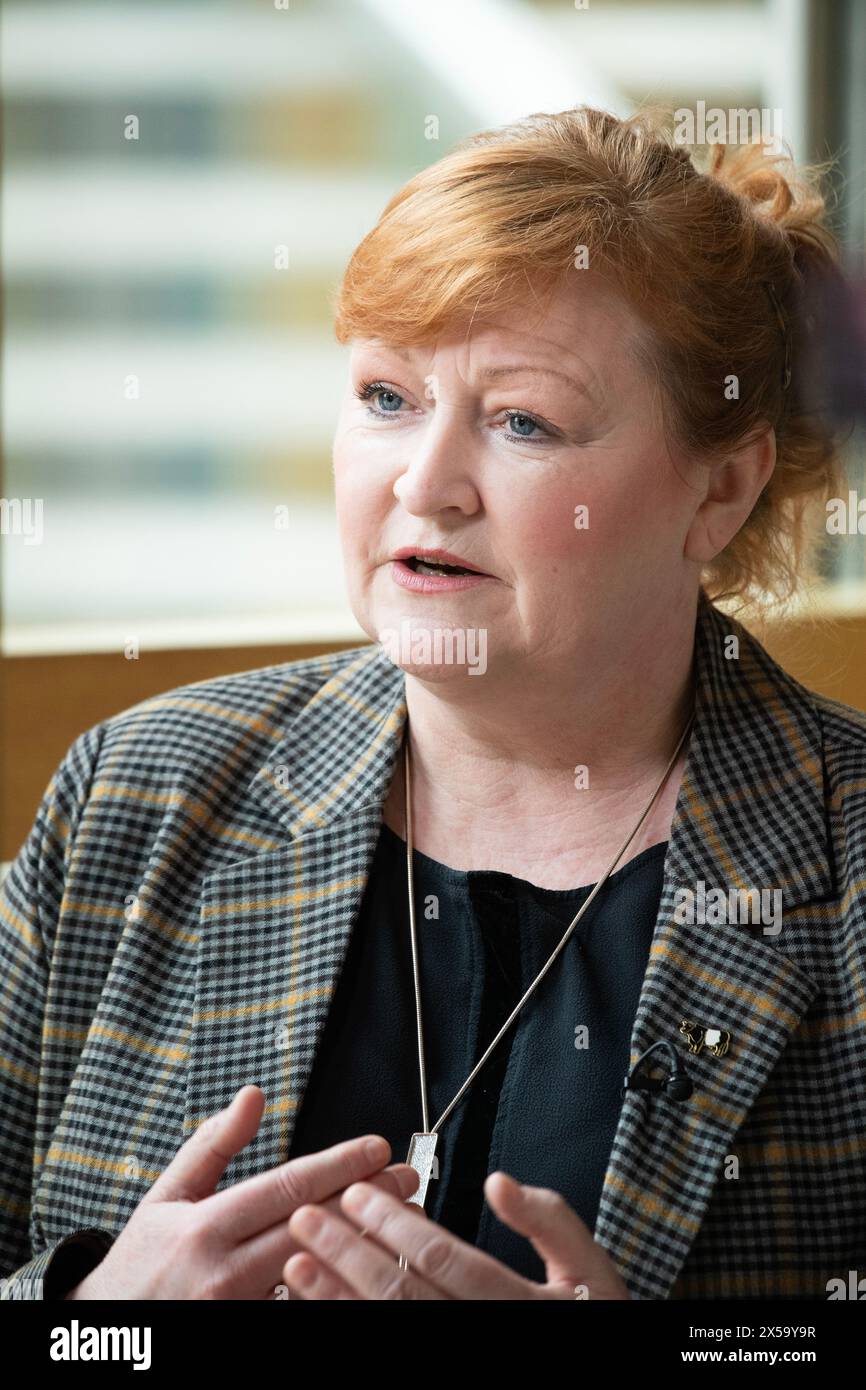 Edinburgh, Schottland, Großbritannien. Mai 2024. IM BILD: Emma Harper MSP, Scottish National Party (SNP). An dem Tag, an dem der neue schottische erste Minister, John Swinney MSP, vereidigt wird und sein neues Kabinett ankündigt, werden Szenen im schottischen Parlament in Holyrood gezeigt, wo Parlamentsmitglieder ihre Reaktionen auf die sich abzeichnenden Nachrichten abgeben. Credit: Colin D Fisher Credit: Colin Fisher/Alamy Live News Stockfoto