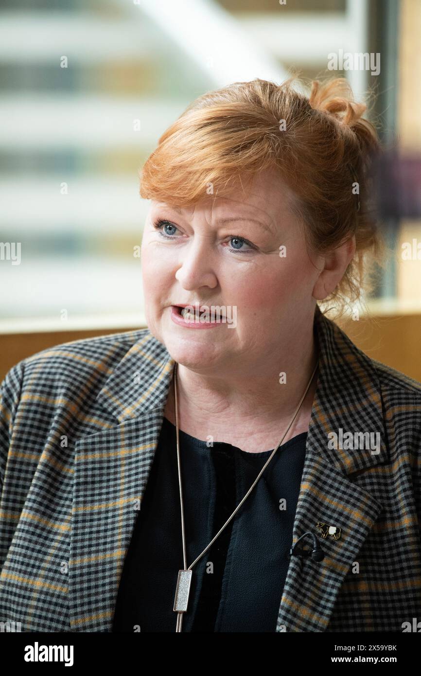 Edinburgh, Schottland, Großbritannien. Mai 2024. IM BILD: Emma Harper MSP, Scottish National Party (SNP). An dem Tag, an dem der neue schottische erste Minister, John Swinney MSP, vereidigt wird und sein neues Kabinett ankündigt, werden Szenen im schottischen Parlament in Holyrood gezeigt, wo Parlamentsmitglieder ihre Reaktionen auf die sich abzeichnenden Nachrichten abgeben. Credit: Colin D Fisher Credit: Colin Fisher/Alamy Live News Stockfoto