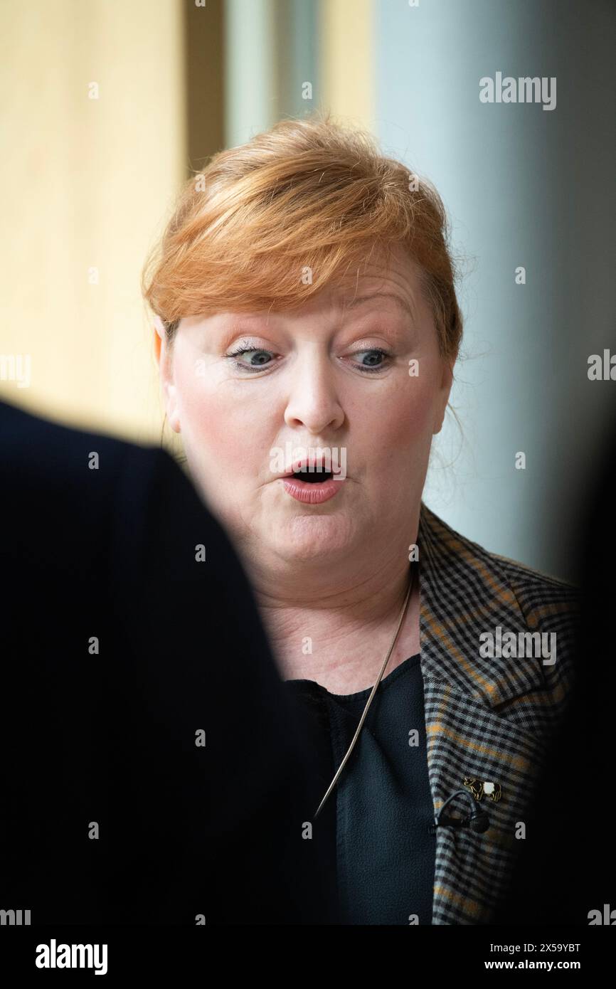 Edinburgh, Schottland, Großbritannien. Mai 2024. IM BILD: Emma Harper MSP, Scottish National Party (SNP). An dem Tag, an dem der neue schottische erste Minister, John Swinney MSP, vereidigt wird und sein neues Kabinett ankündigt, werden Szenen im schottischen Parlament in Holyrood gezeigt, wo Parlamentsmitglieder ihre Reaktionen auf die sich abzeichnenden Nachrichten abgeben. Credit: Colin D Fisher Credit: Colin Fisher/Alamy Live News Stockfoto