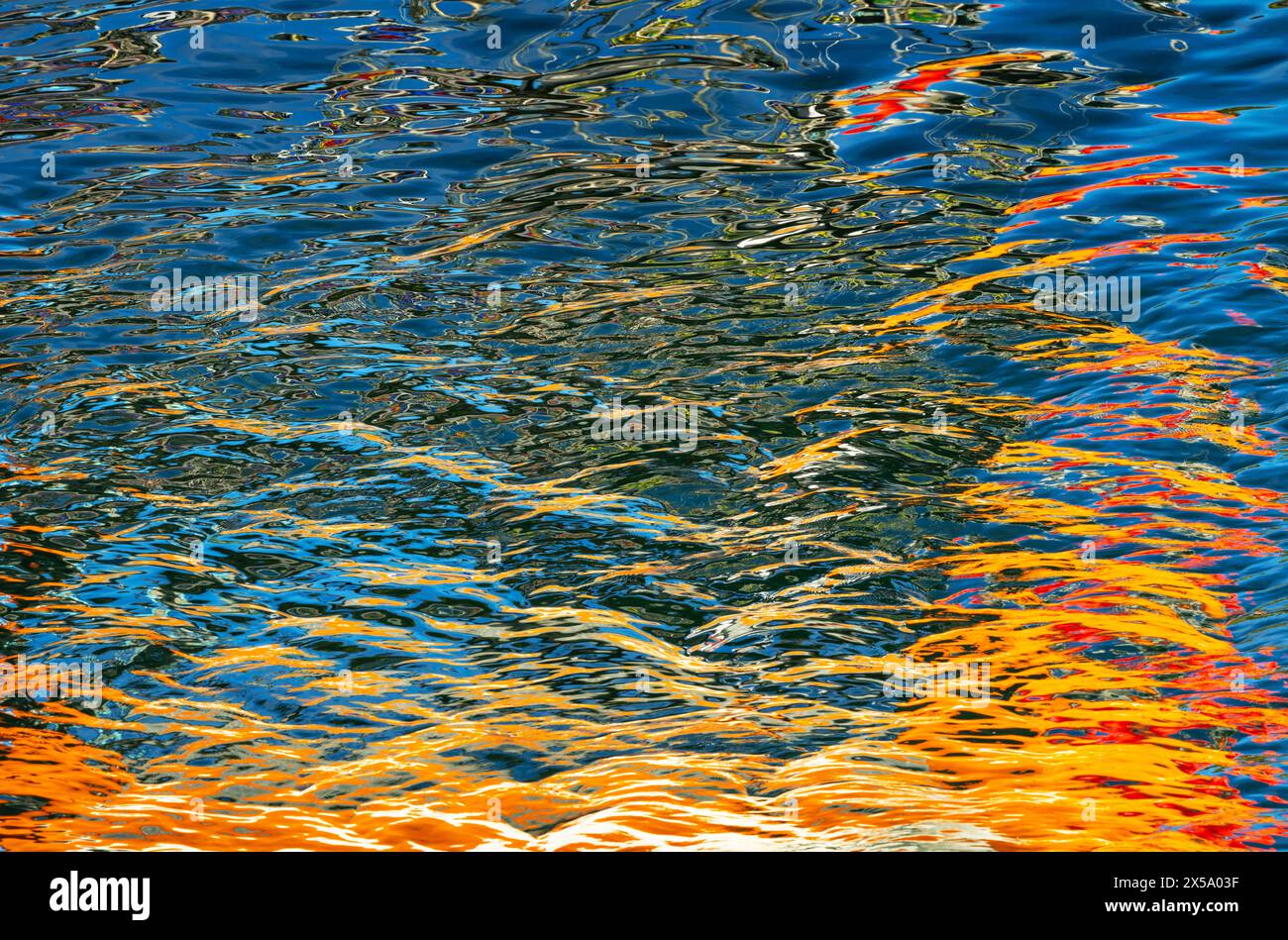 Reflexionen von Fischerbooten im Stockinish Harbour, Isle of Harris, Äußere Hebriden, Schottland Stockfoto