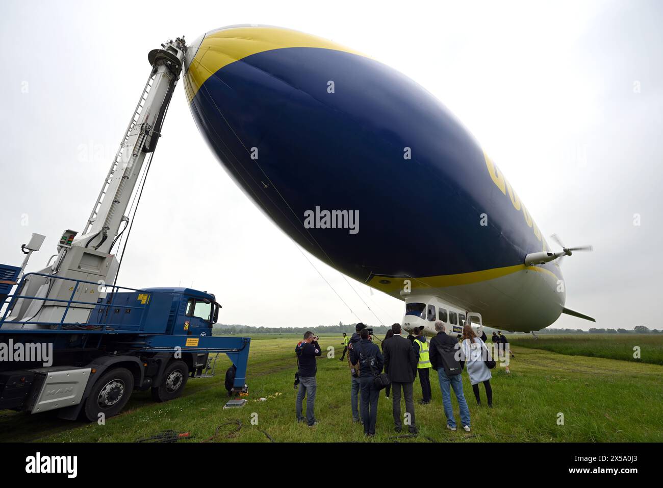 08. Mai 2024, Nordrhein-Westfalen, Mülheim an der Ruhr: Am Flughafen Essen/Mülheim ist ein Zeppelin NT der Deutschen Zeppelin-Reederei GmbH (Friedrichshafen) stationiert. Ein Zeppelin NT ist fest am Flughafen stationiert und bietet Sightseeing-Flüge an. Foto: Federico Gambarini/dpa Stockfoto