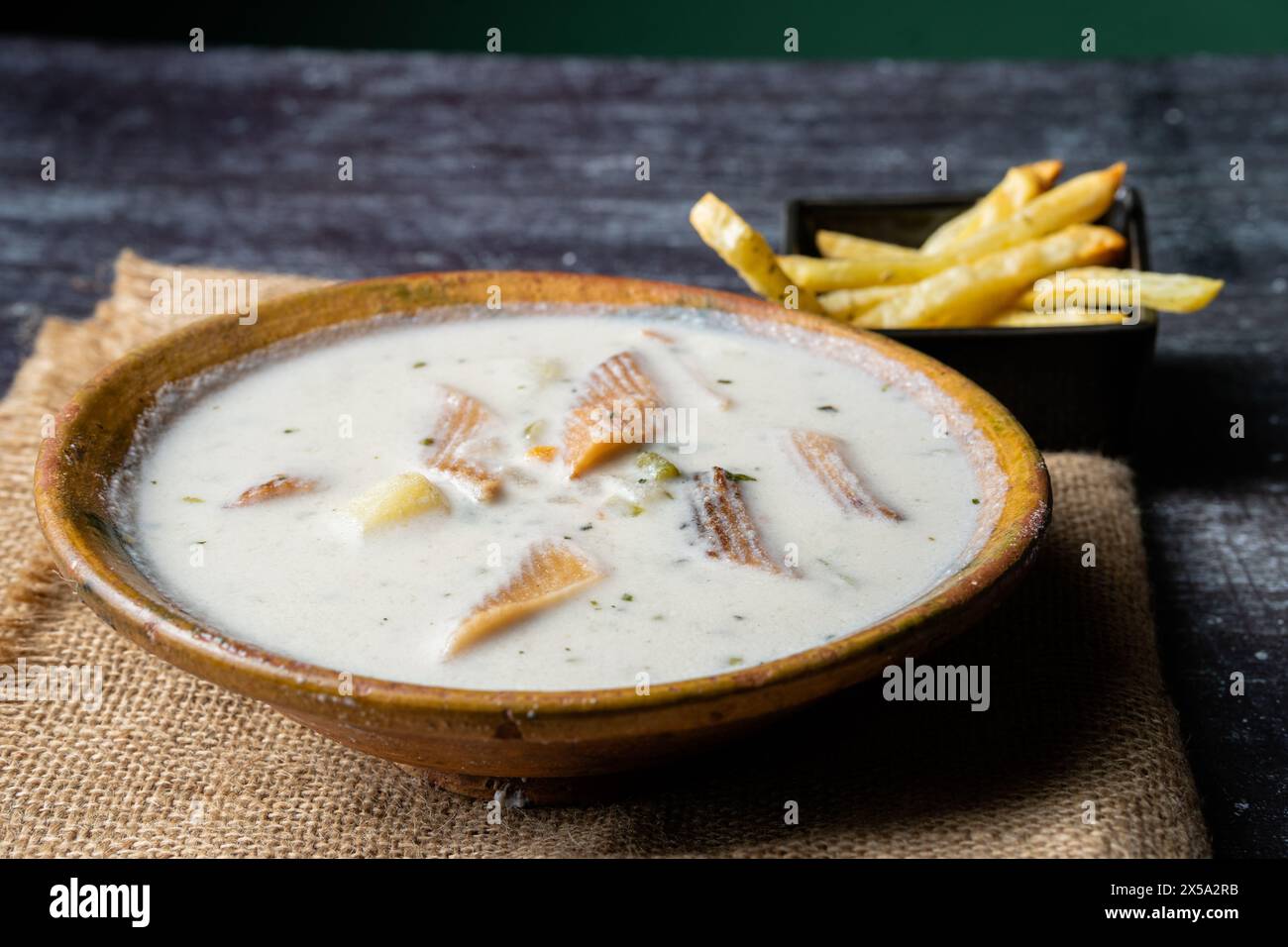 Erdnusssuppe, traditionelle bolivianische Küche mit Pommes frites Stockfoto