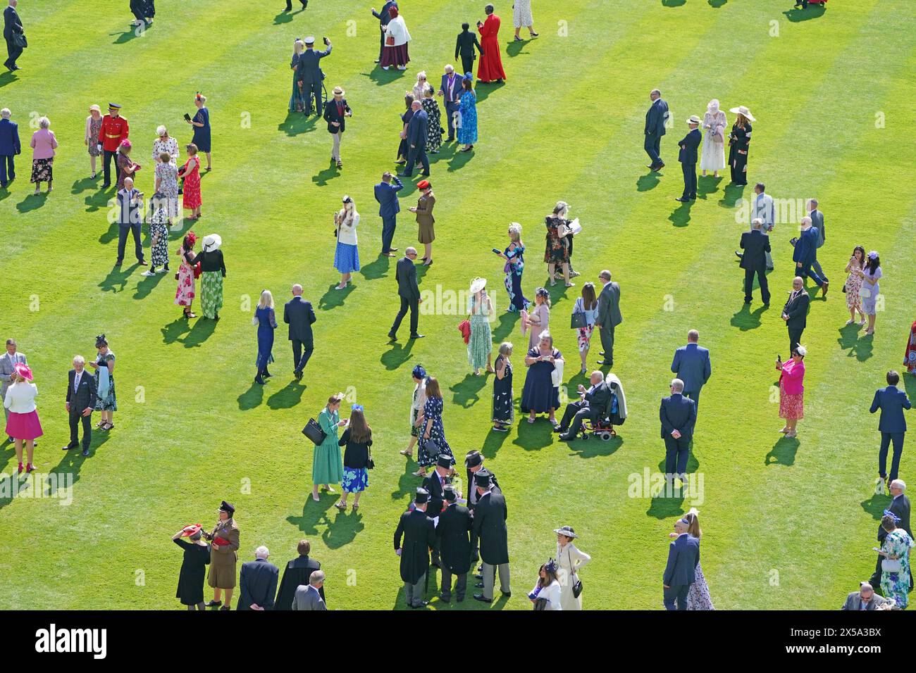 Gäste, die an einer Royal Garden Party im Buckingham Palace, London, teilnehmen. Bilddatum: Mittwoch, 8. Mai 2024. Stockfoto