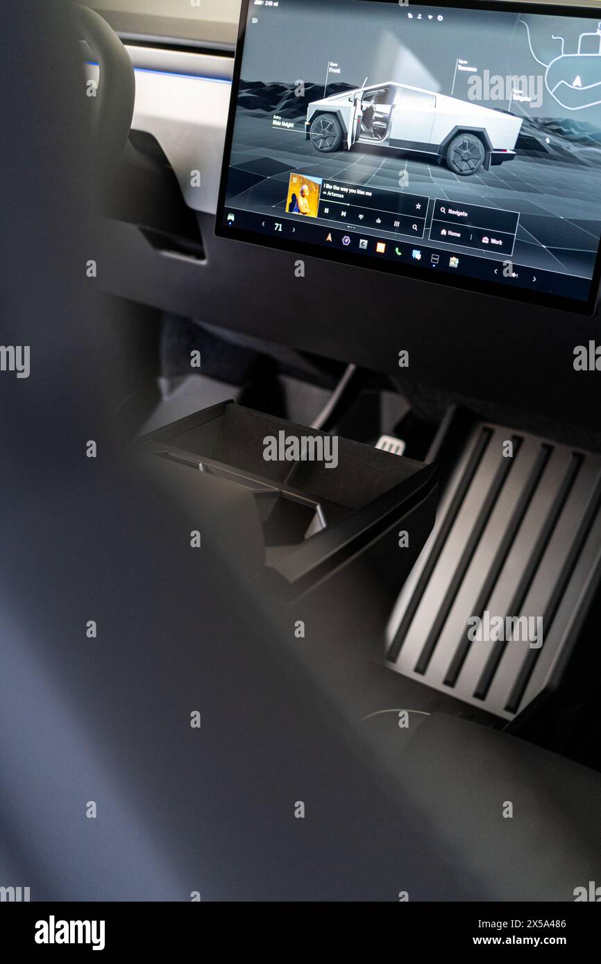 Elegantes Interieur des Tesla Cybertruck mit futuristischem Armaturenbrett Stockfoto