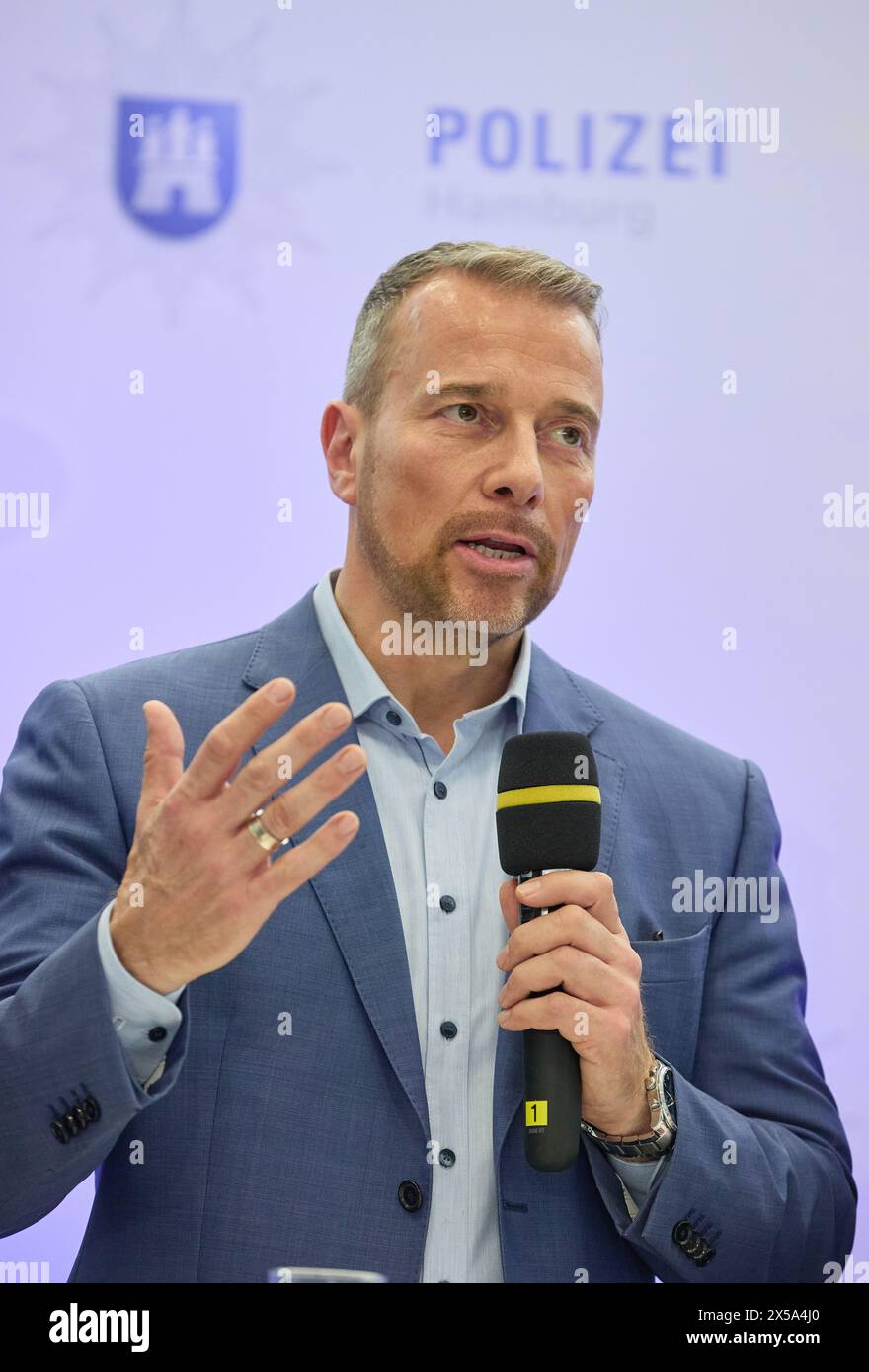 Hamburg, Deutschland. Mai 2024. Jan Hieber, Leiter des Landeskriminalamtes, hält eine Pressekonferenz im Hinblick auf die "Demonstration gegen Zensur und Diktat-Meinung", die für Samstag (11. Mai) von der Gruppe "Muslim Interactive" angekündigt wurde. Quelle: Georg Wendt/dpa/Alamy Live News Stockfoto