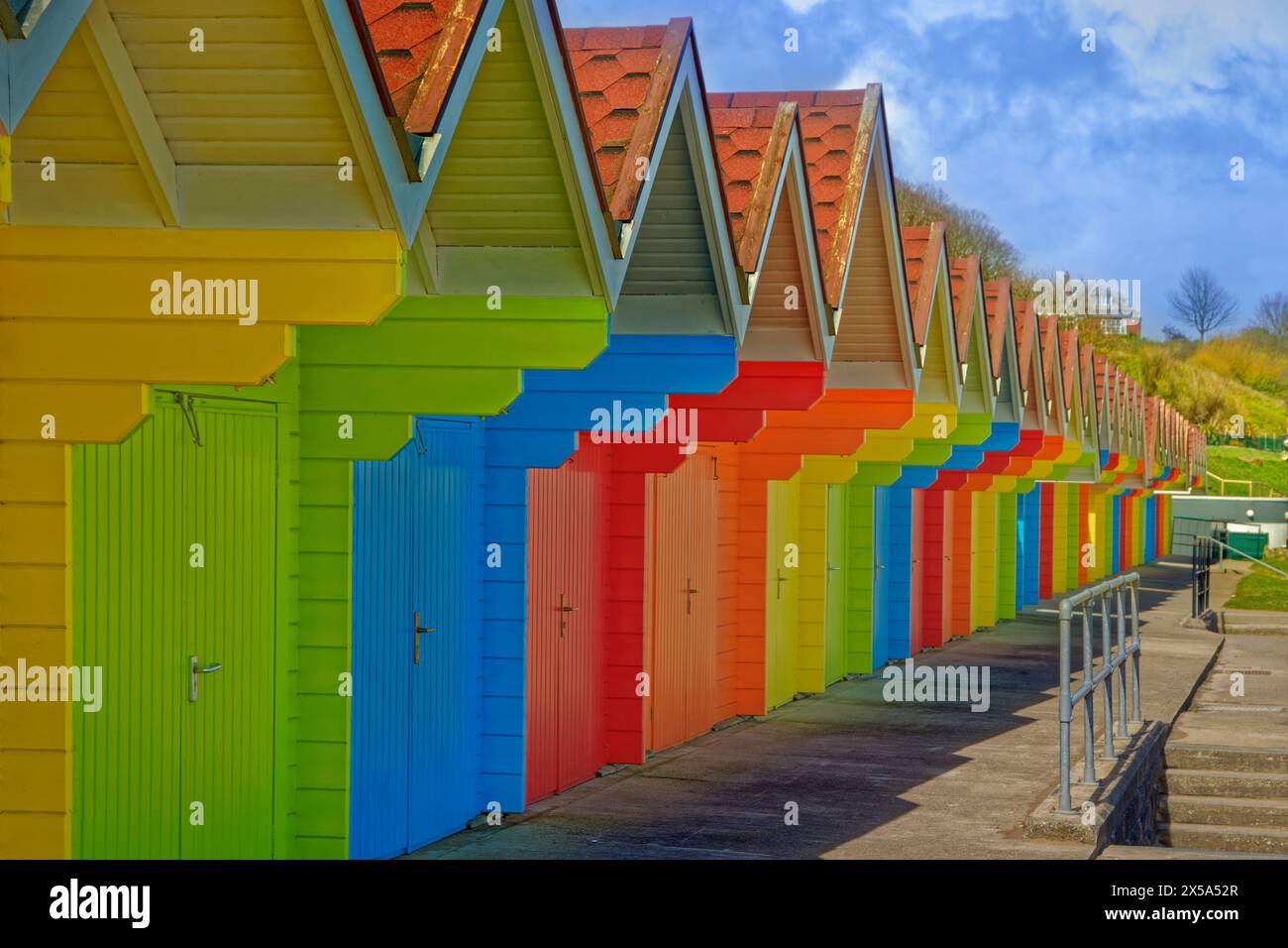 Luxuriöse farbige Strandhütten in Scarborough's North Bay in Yorkshire, England. Stockfoto