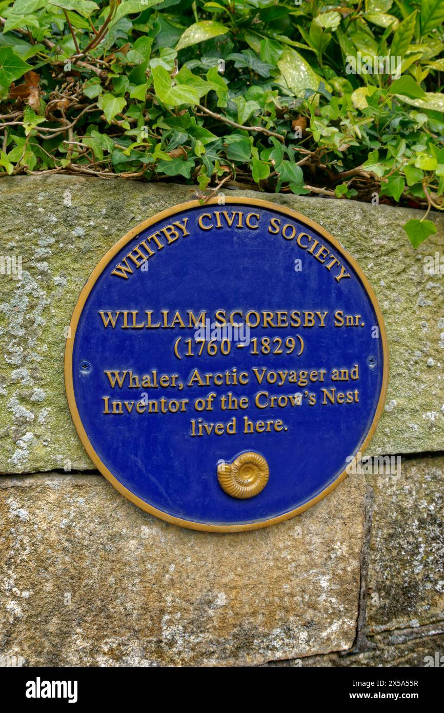 Plakette zu Ehren von William Scoresby Senior (1760–1829), einem Whaler, Arctic voyager und Erfinder des Mastes, der „Crow's Nest“ (Krähennest). Stockfoto