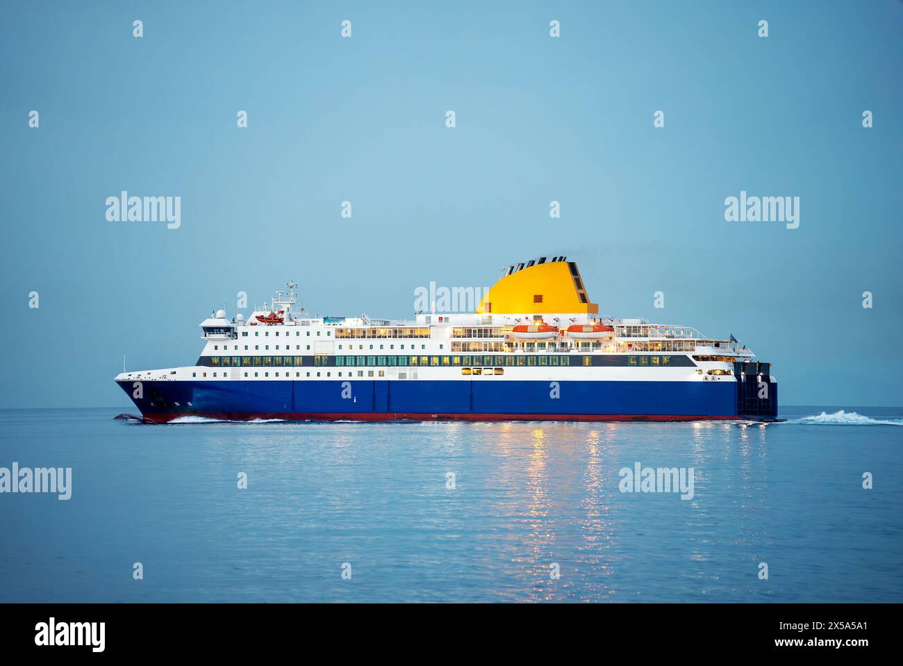 Passagierfähre auf dem offenen Meer. Stockfoto