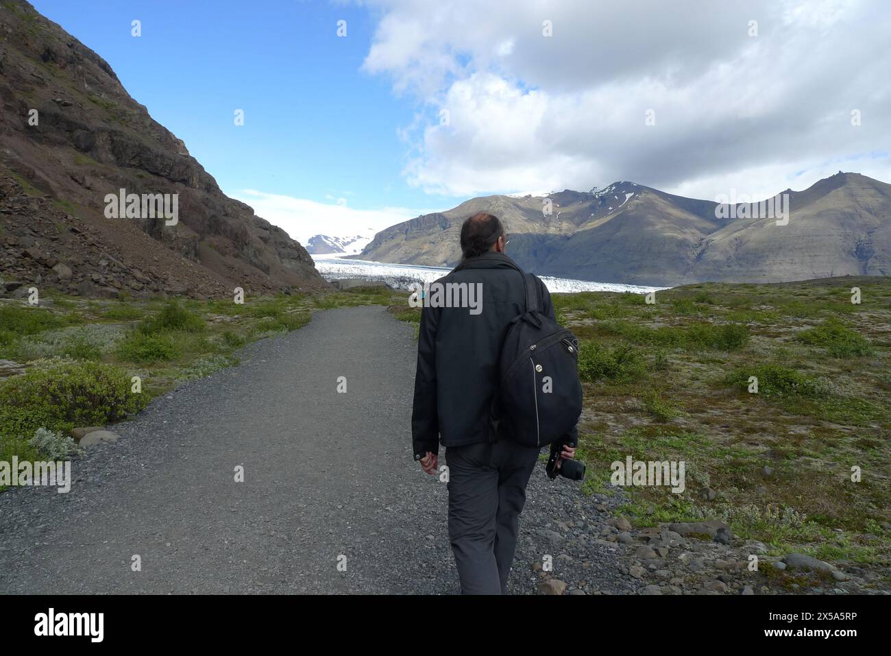 Ein junger Fotograf auf dem Weg zum Skaftafell-Gletscher (Skaftafellsjökull) in Südisland Stockfoto