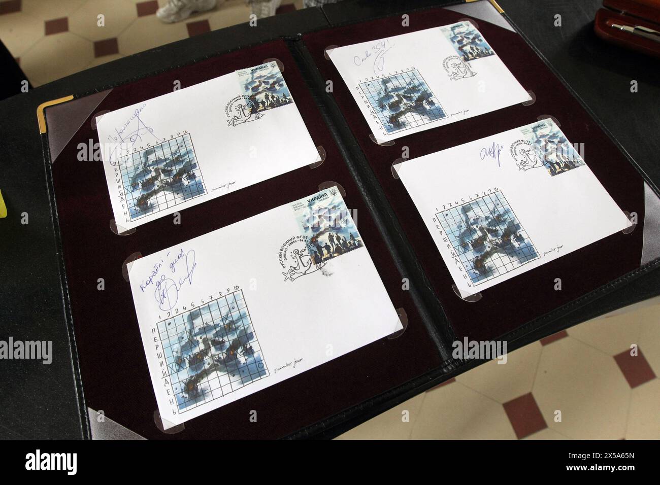 DNIPRO, UKRAINE - 08. MAI 2024 - Briefumschläge mit russischer Militärflotte - bis zu den unteren Briefmarken sind während der besonderen Absage-Zeremonie am Tag des Gedenkens und Sieges über den Nationalsozialismus im Zweiten Weltkrieg, Dnipro, Ostukraine zu sehen. Stockfoto