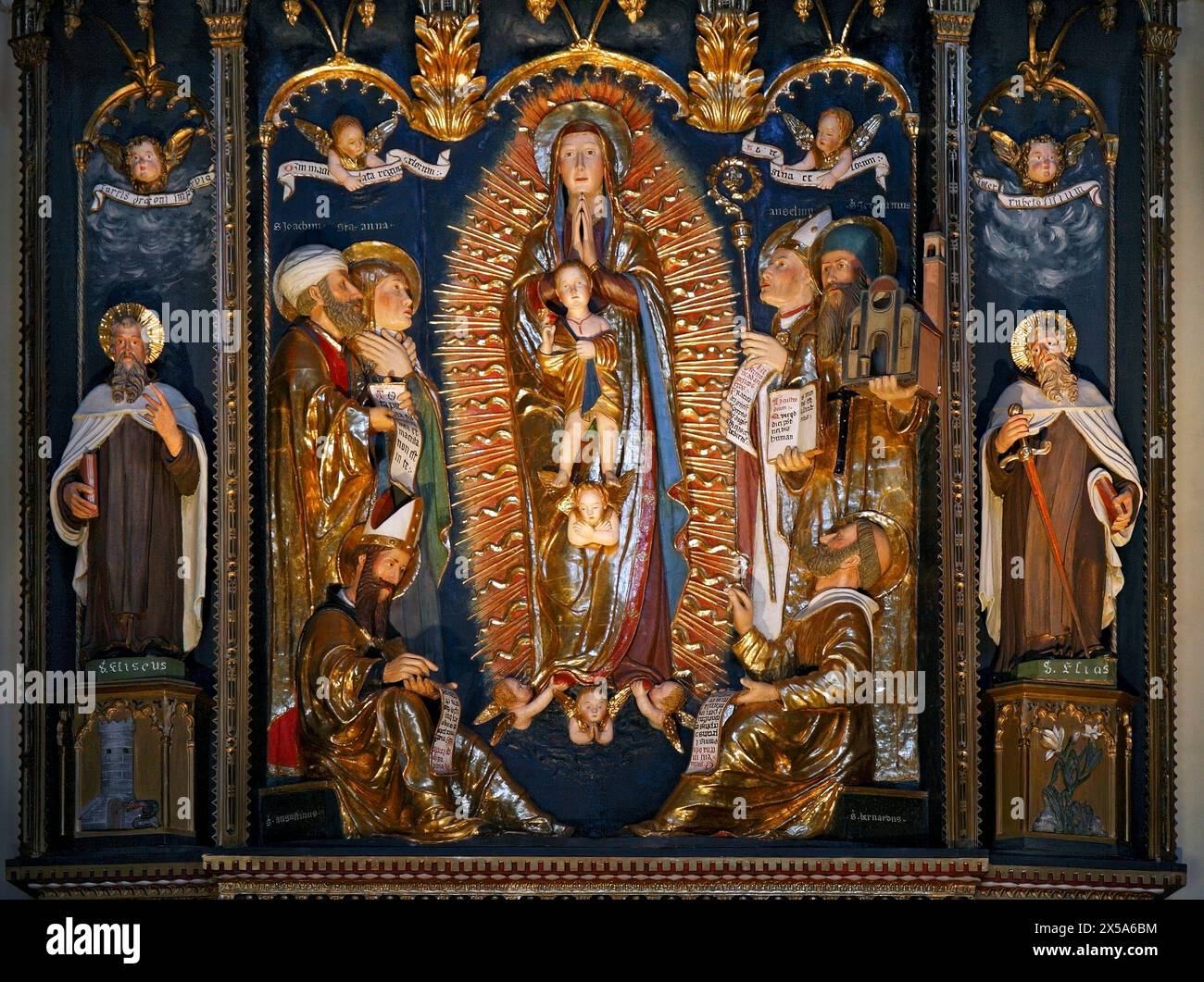 Italien Lombardei Bergamo: Kirche Sant'Agata del Carmine. Unsere Lieben Frau vom Berg Karmel. Im zentralen Teil der Ikone, rechts von Maria, finden wir ihre Eltern, die Heilige Anna und der Heilige Gioacchino, Doktoren der Kirche, Anselm von Aosta, Erzbischof von Canterbury, der in den frühen 1100er Jahren starb und 400 heilig gesprochen wurde, und den Heiligen Girolamo, den Übersetzer der Vulgata. Dann sehen wir St. Augustinus und St. Bernhard. Stockfoto