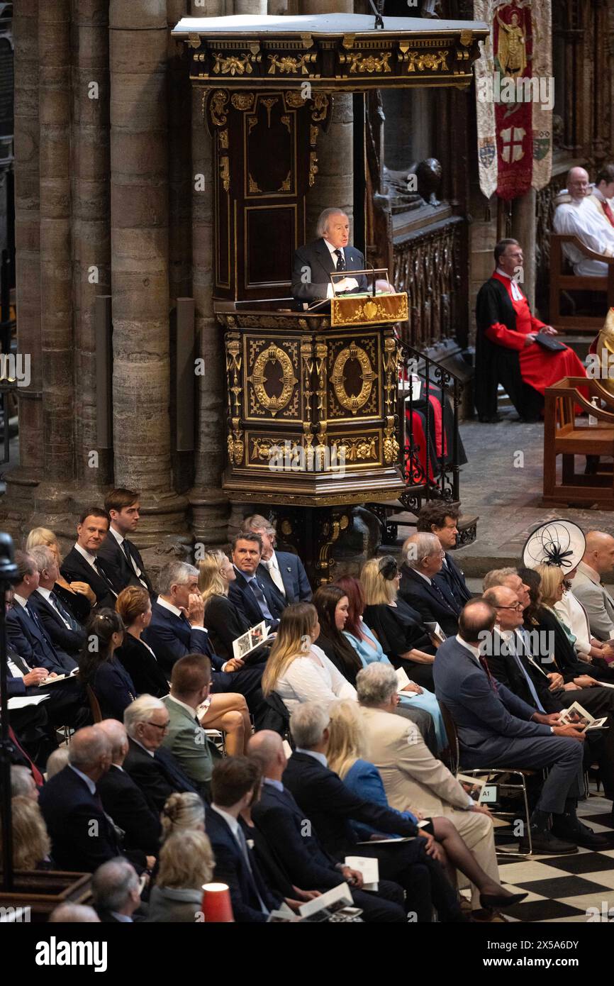 Der ehemalige F1-Rennfahrer Jackie Stewart spricht während eines Dankesgottesdienstes für Sir Stirling Moss in der Londoner Westminster Abbey. Bilddatum: Mittwoch, 8. Mai 2024. Stockfoto
