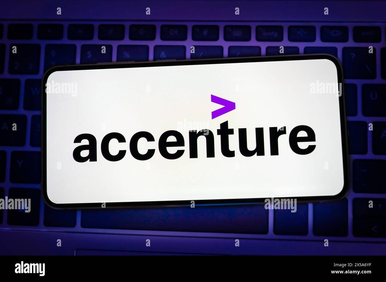 Das Firmenlogo von Accenture wird auf dem Mobilgerät angezeigt Stockfoto