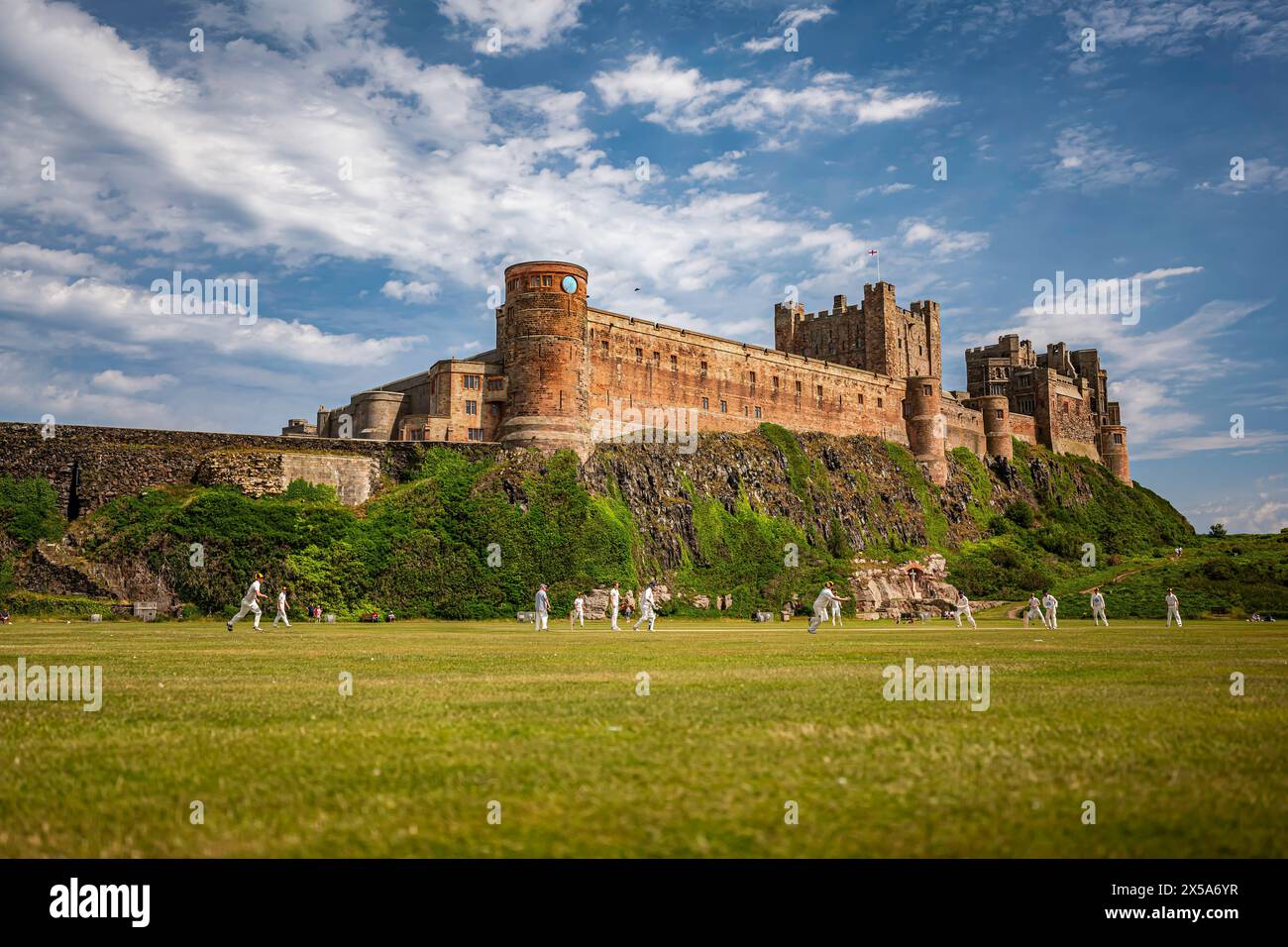 Bamburgh, Northumberland, England, Großbritannien. Juli 2022. Bamburgh Cricket Club vor der Kulisse von Bamburgh Castle. Stockfoto