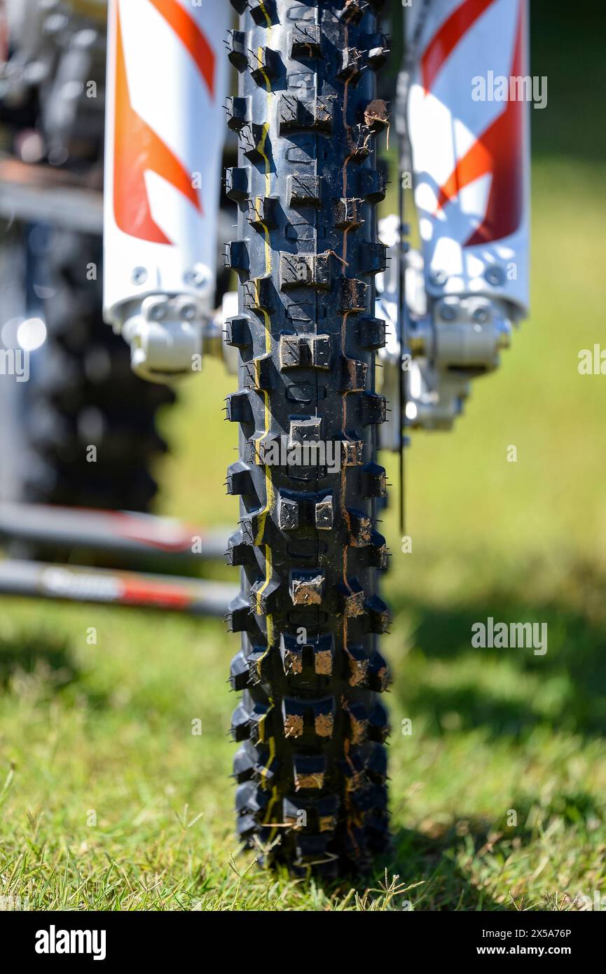 Vorderreifen und Stoßdämpfer des MX Bike Stockfoto