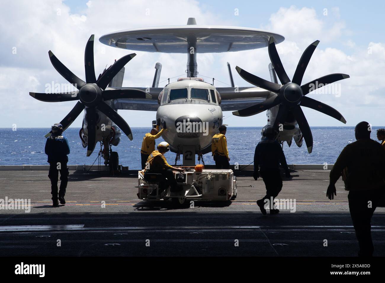 Eine E-2C Hawkeye von der Airborne Command-and-Control Squadron (VAW) 116 steigt auf einem Flugzeugaufzug auf dem Flugzeugträger USS George Wash der Nimitz-Klasse ab Stockfoto