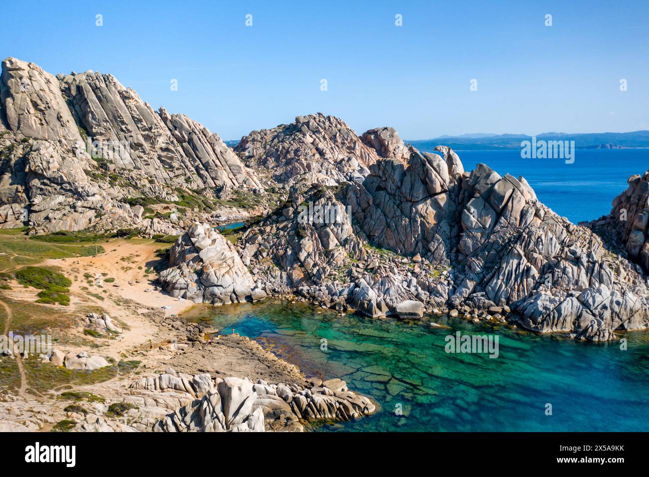 Luftaufnahme der spektakulären felsigen Küste in Sardinien, Italien, mit türkisfarbenem Wasser auf zerklüftete Klippen, das Mondtal Stockfoto