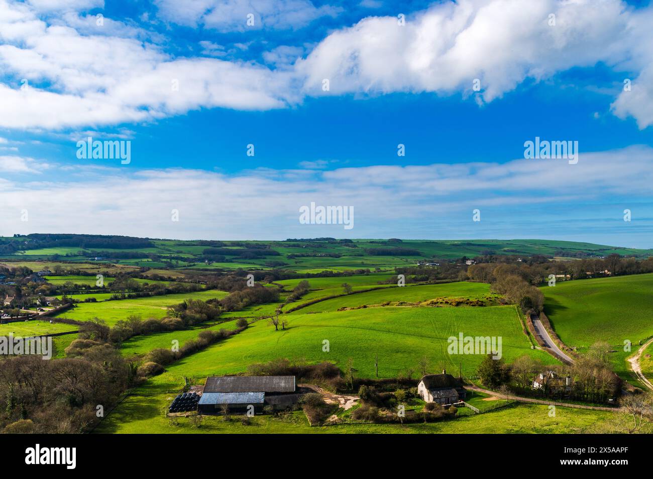Dorset National Landscape von Corfe Castle mit einer Farm im Vordergrund, England. Dorset AONB. Stockfoto Dorset National Landscape von Corfe Castle mit einer Farm im Vordergrund, England. Dorset AONB. Stockfoto