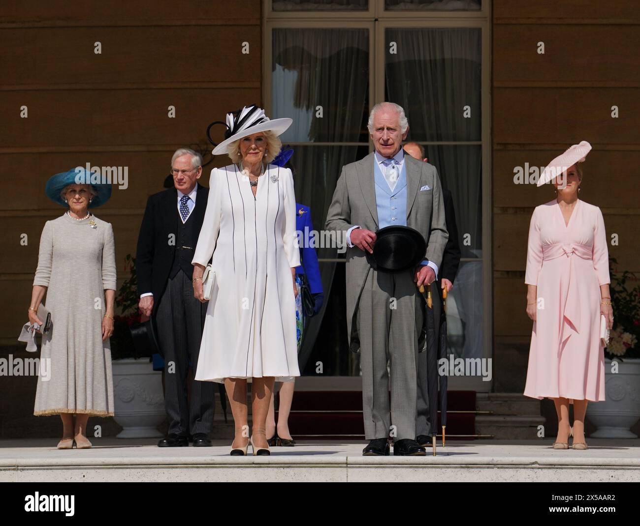 König Karl III. Und Königin Camilla stehen mit dem Herzog und der Herzogin von Edinburgh (rechts) und dem Herzog und der Herzogin von Gloucester (links) zusammen, während sie die Nationalhymne während einer Royal Garden Party im Buckingham Palace, London, hören. Bilddatum: Mittwoch, 8. Mai 2024. Stockfoto
