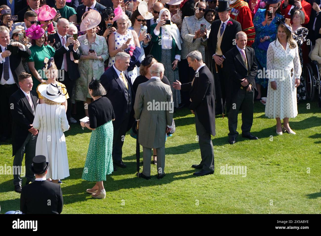 König Karl III. Und Königin Camilla sprechen mit Gästen, die an einer Royal Garden Party im Buckingham Palace in London teilnehmen. Bilddatum: Mittwoch, 8. Mai 2024. Stockfoto