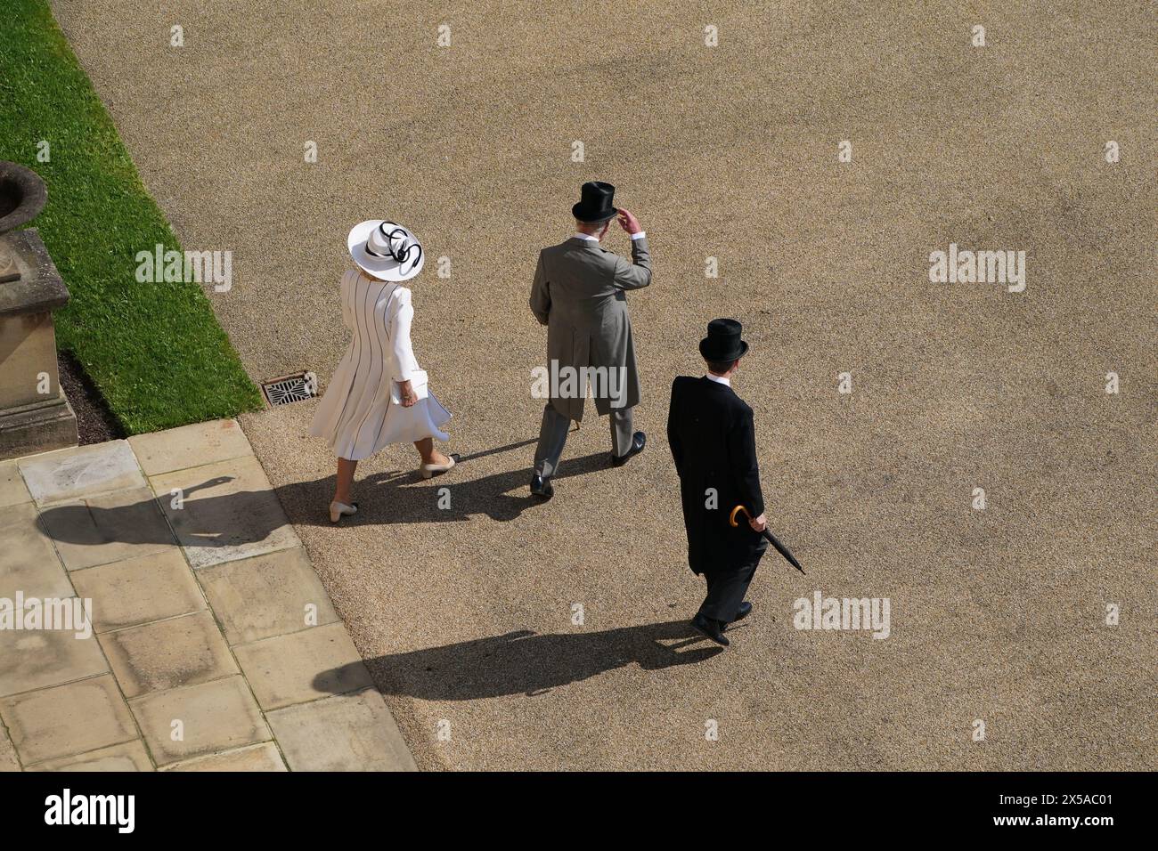 König Karl III. (Mitte) und Königin Camilla nahmen an einer Royal Garden Party im Buckingham Palace in London Teil. Bilddatum: Mittwoch, 8. Mai 2024. Stockfoto