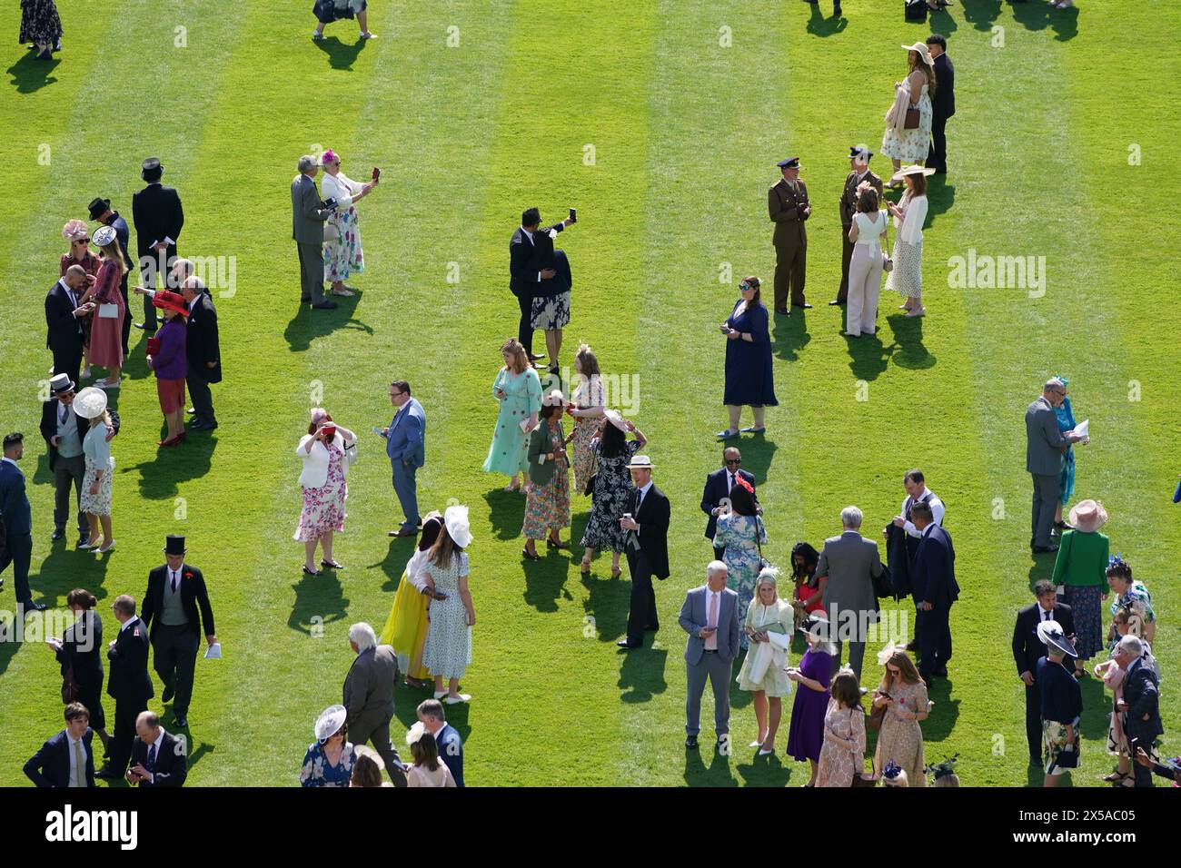 Gäste, die an einer Royal Garden Party im Buckingham Palace, London, teilnehmen. Bilddatum: Mittwoch, 8. Mai 2024. Stockfoto