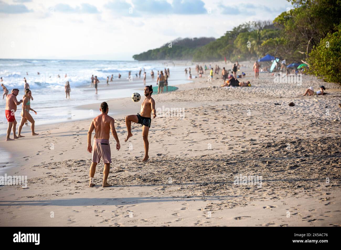 Nachmittags Vibes am spektakulären Sandstrand Playa Santa Teresa während der weihnachtsferien auf der Nicoya Halbinsel, Costa rica Stockfoto