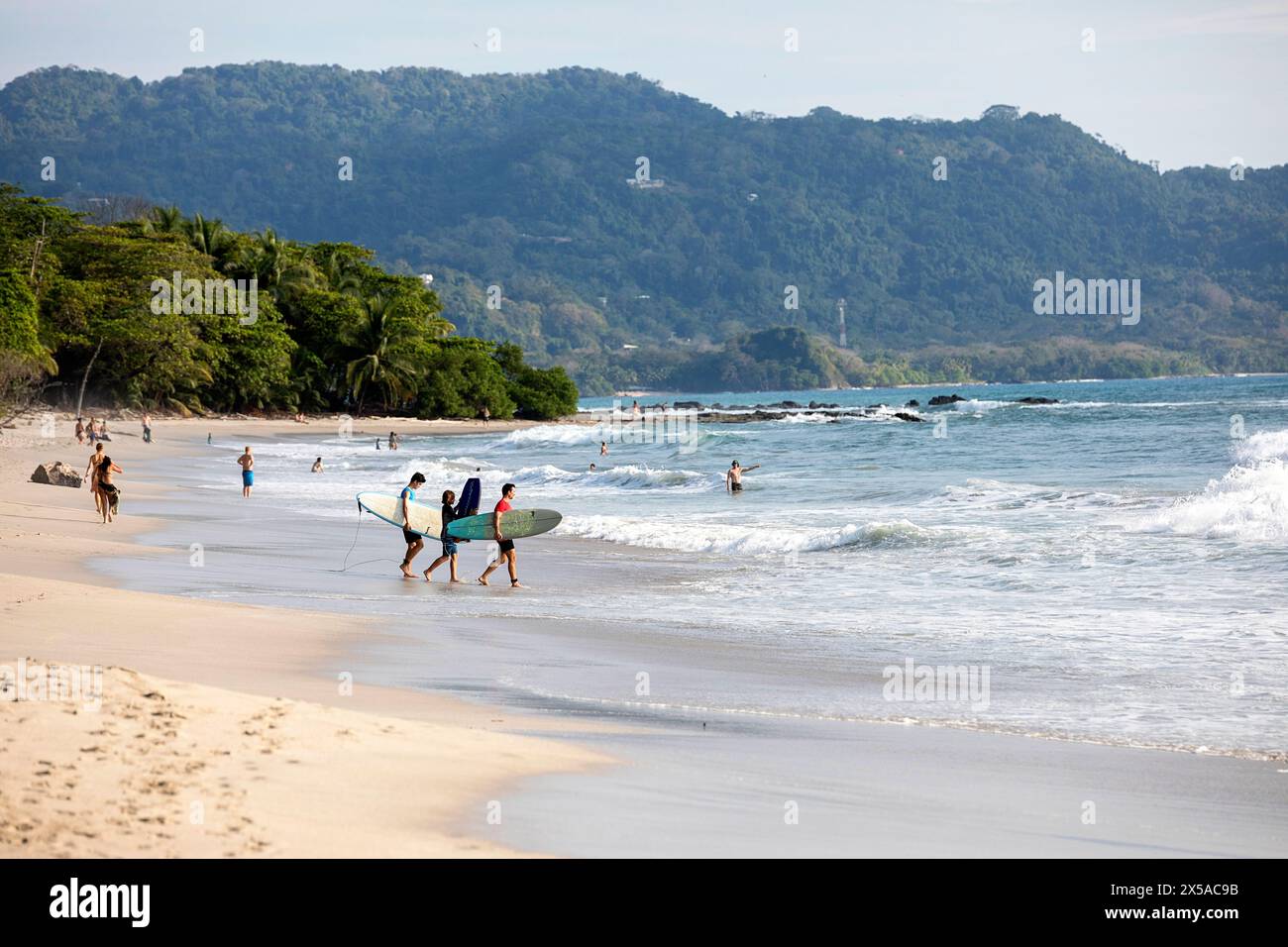 Nachmittags Vibes am spektakulären Sandstrand Playa Santa Teresa während der weihnachtsferien auf der Nicoya Halbinsel, Costa rica Stockfoto
