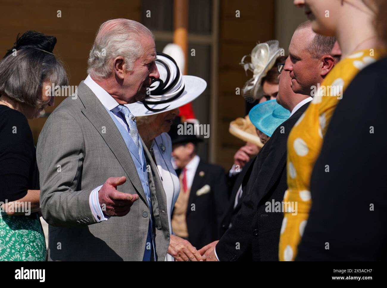 König Karl III. Spricht mit Gästen, die an einer Royal Garden Party im Buckingham Palace in London teilnehmen. Bilddatum: Mittwoch, 8. Mai 2024. Stockfoto