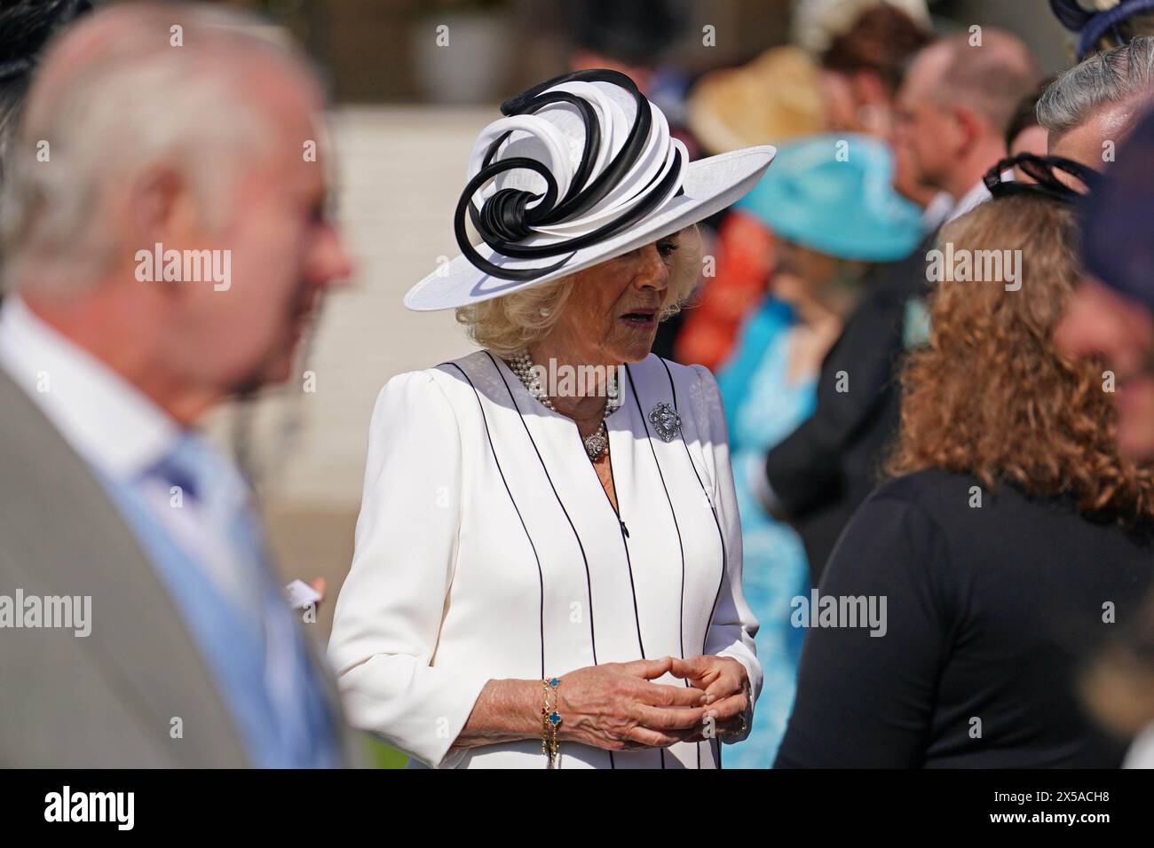 Königin Camilla spricht mit Gästen, die an einer Royal Garden Party im Buckingham Palace in London teilnehmen. Bilddatum: Mittwoch, 8. Mai 2024. Stockfoto