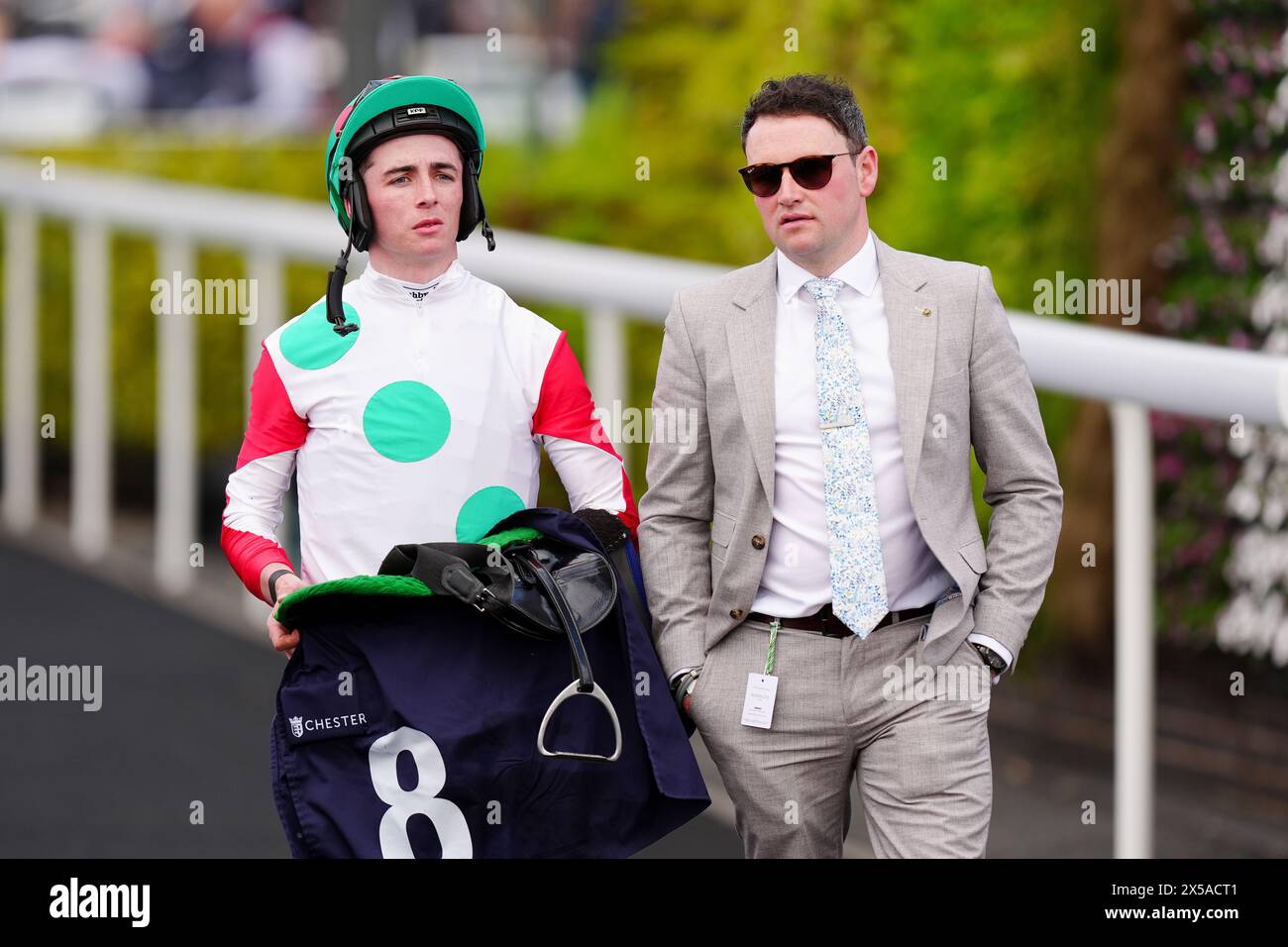 Jockey Rossa Ryan mit Trainer David Loughnane während des Boodles May Festival Trials Day auf der Chester Racecourse. Bilddatum: Mittwoch, 8. Mai 2024. Stockfoto