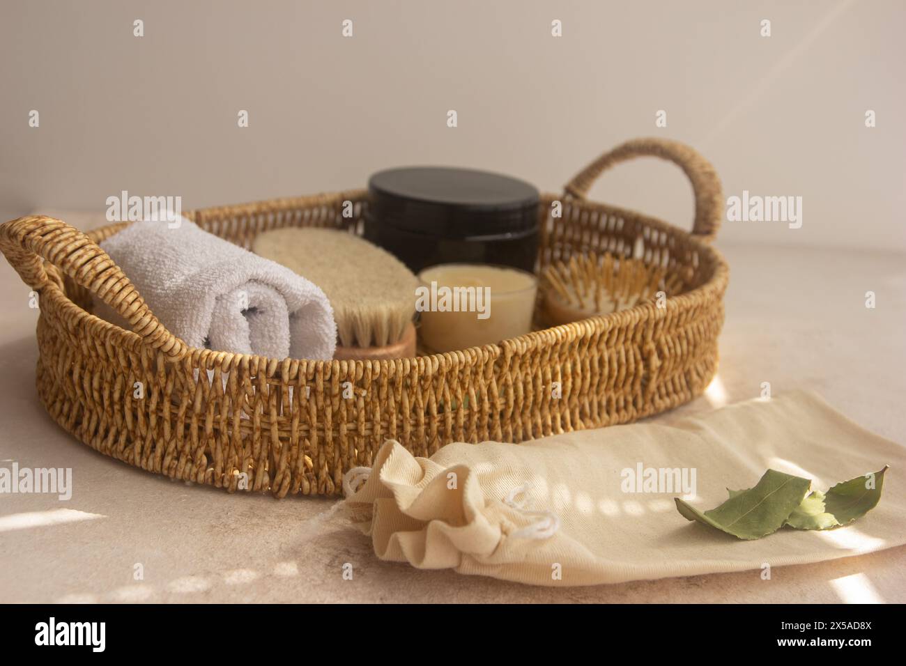 Natural Spa Set mit Borstenbürste. Trockenbürsten, ayurvedisches Wellnesskonzept, entspannende Selbstpflegeroutine Stockfoto