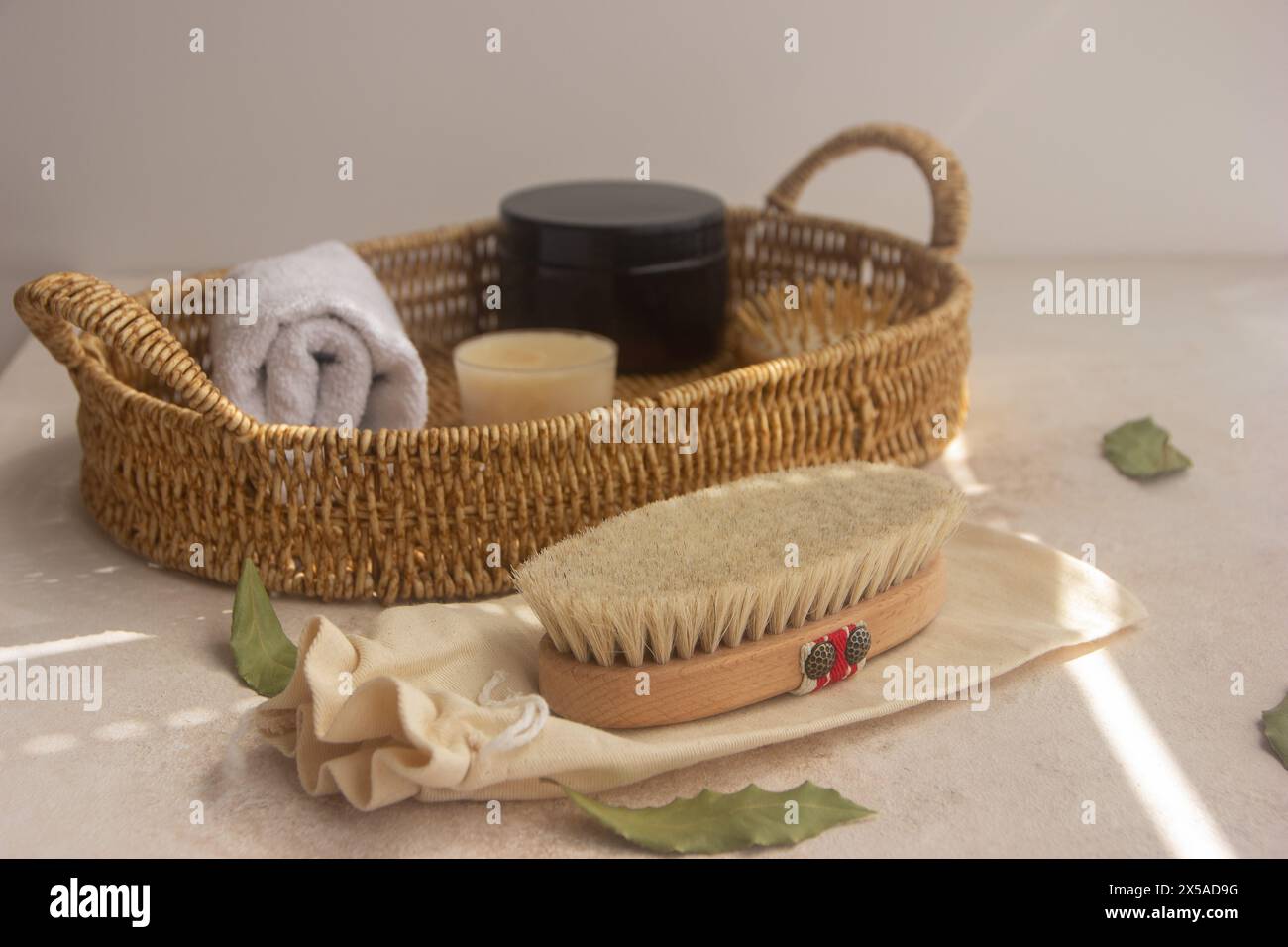 Natural Spa Set mit Borstenbürste. Trockenbürsten, ayurvedisches Wellnesskonzept, entspannende Selbstpflegeroutine Stockfoto