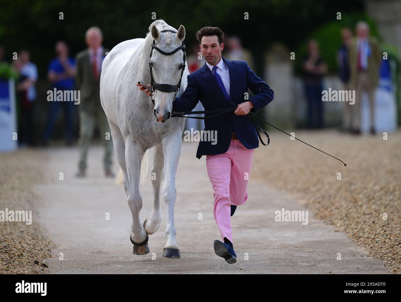 Auswärtsfahrt und Harry Meade während der ersten Pferdeinspektion am ersten Tag der Badminton Horse Trials 2024 auf dem Badminton Estate, Gloucestershire. Bilddatum: Mittwoch, 8. Mai 2024. Stockfoto