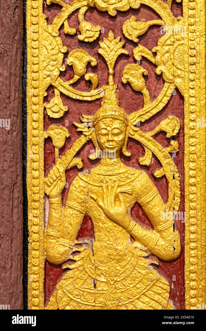 Verzierte Tür am Tempel Wat Chom Si, Phousi oder Phu Si Hill, Luang Prabang, Laos Stockfoto