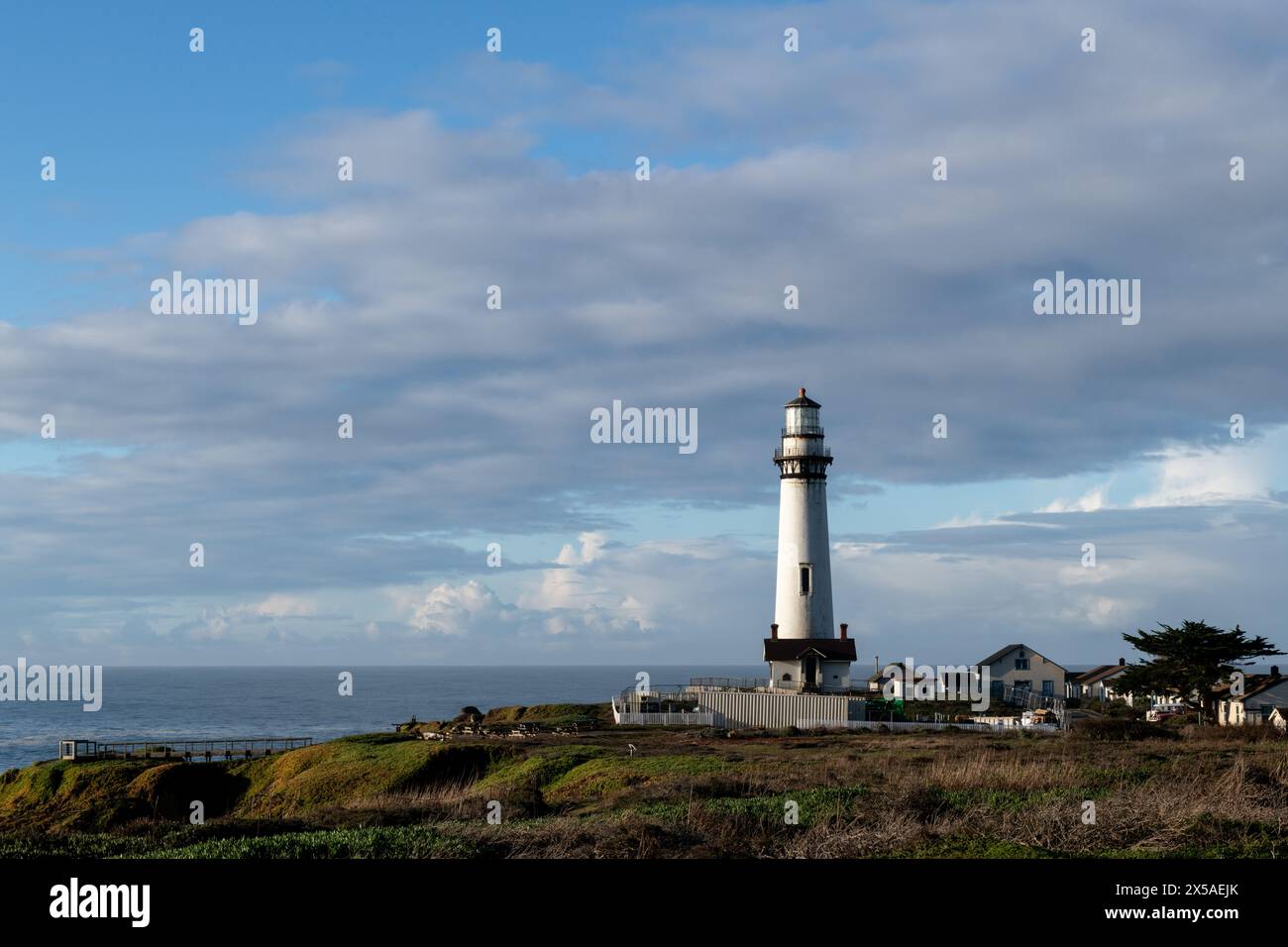 Pigeon Point Light Station oder Leuchtturm an der zentralkalifornischen Küste. Der 1871 erbaute Leuchtturm ist der höchste Leuchtturm an der Westküste der Vereinigten Staaten Stockfoto