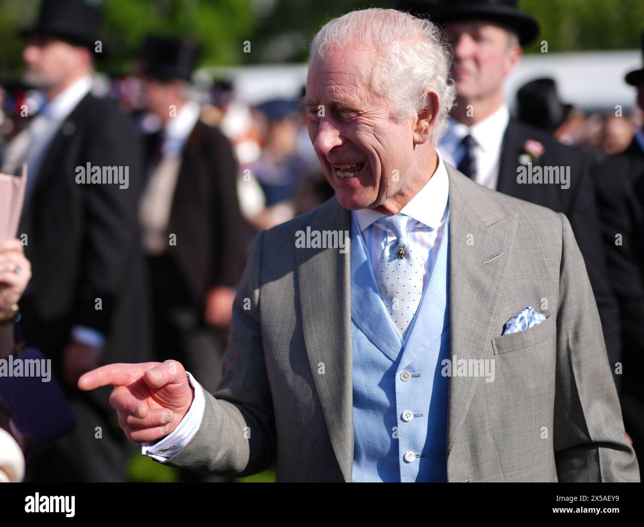 König Karl III. Spricht mit Gästen, die an einer Royal Garden Party im Buckingham Palace in London teilnehmen. Bilddatum: Mittwoch, 8. Mai 2024. Stockfoto