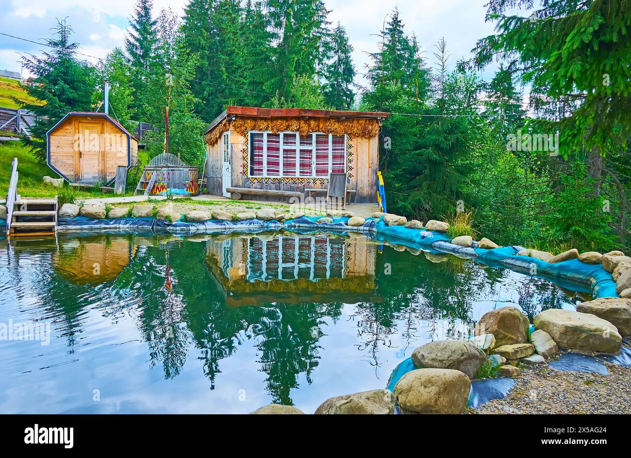 Das traditionelle hölzerne Badehaus und Dampfbad am kleinen Teich