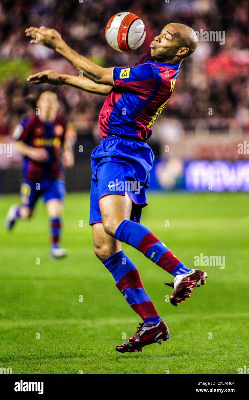 Thierry Henry kontrolliert den Ball meisterhaft mit seiner Brust in einem Spiel der La Liga 2008. Stockfoto