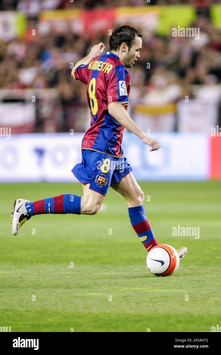 Iniesta in Aktion während eines entscheidenden Spiels in der La Liga, in dem Können und Konzentration gezeigt werden. Stockfoto