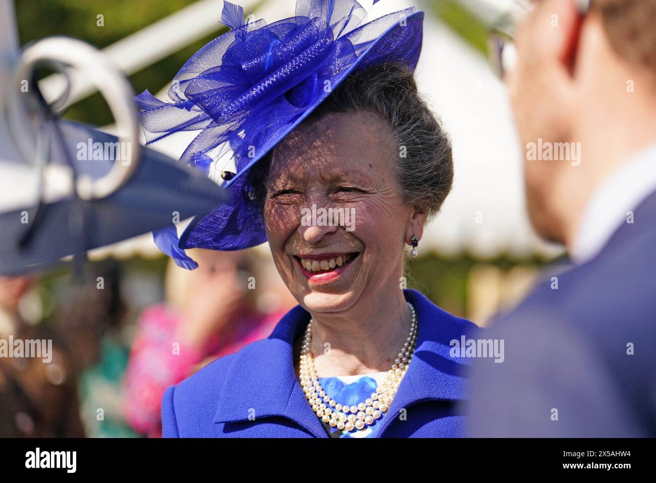 Das Princess Royal spricht mit Gästen, die an einer Royal Garden Party im Buckingham Palace in London teilnehmen. Bilddatum: Mittwoch, 8. Mai 2024. Stockfoto