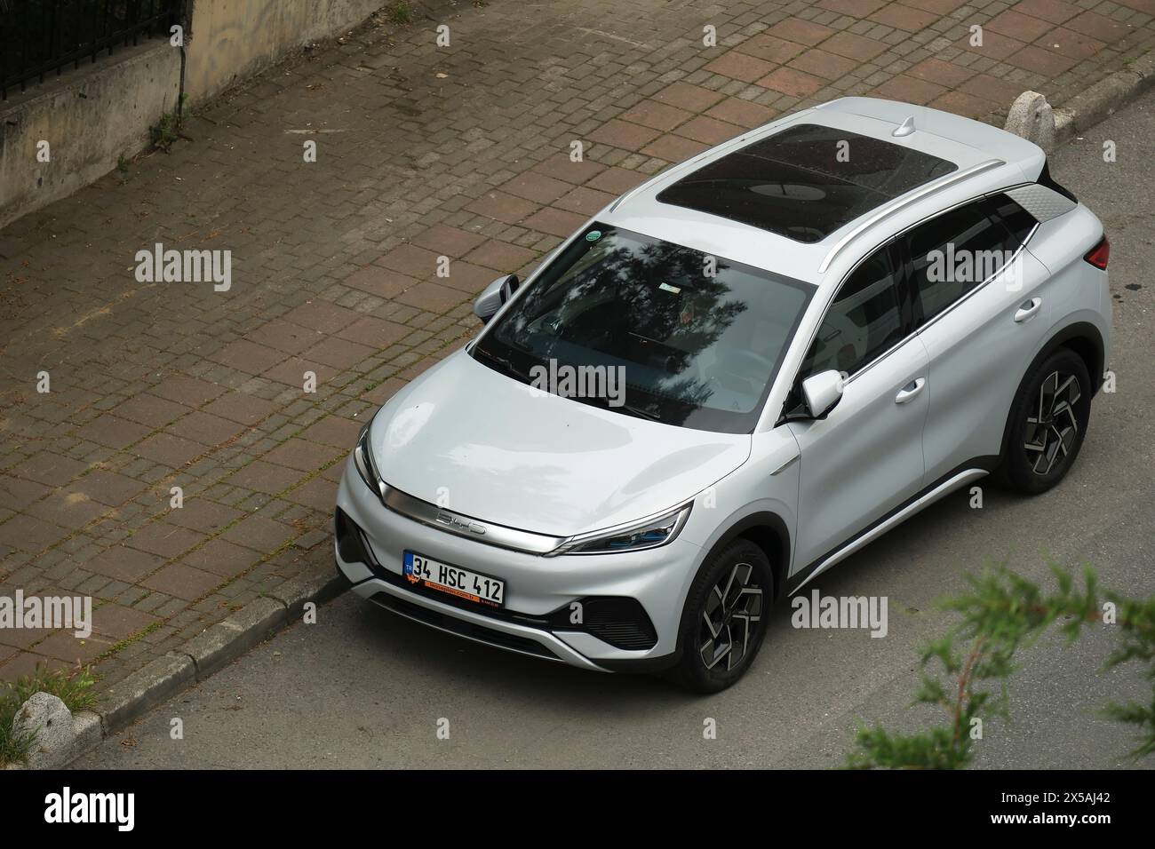Istanbul, Türkei - 2. Mai 2024: Ein neues Elektrofahrzeug des Typs BYD Atto 3 parkte auf der Straße. Stockfoto