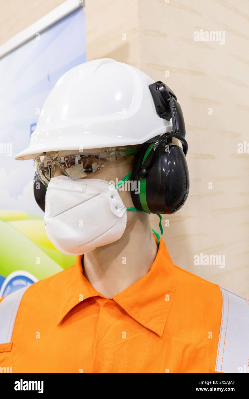 PSA – Arbeitsschutz und persönliche Schutzausrüstung auf dem Display. Schutzhelm und Lärmschutz-Kapselgehörschützer, Atemschutzausrüstung Stockfoto