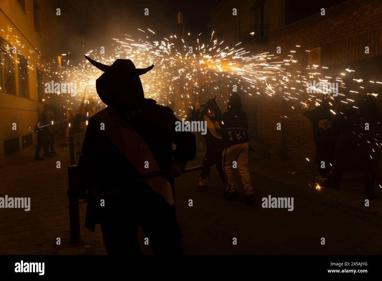 Die Correfocs-Parade (Feuerläufer). Während dieser fröhlichen Veranstaltungen gehen die Leute unter ihnen, tanzen durch den Rhythmus der Trommler in der Nähe. Stockfoto