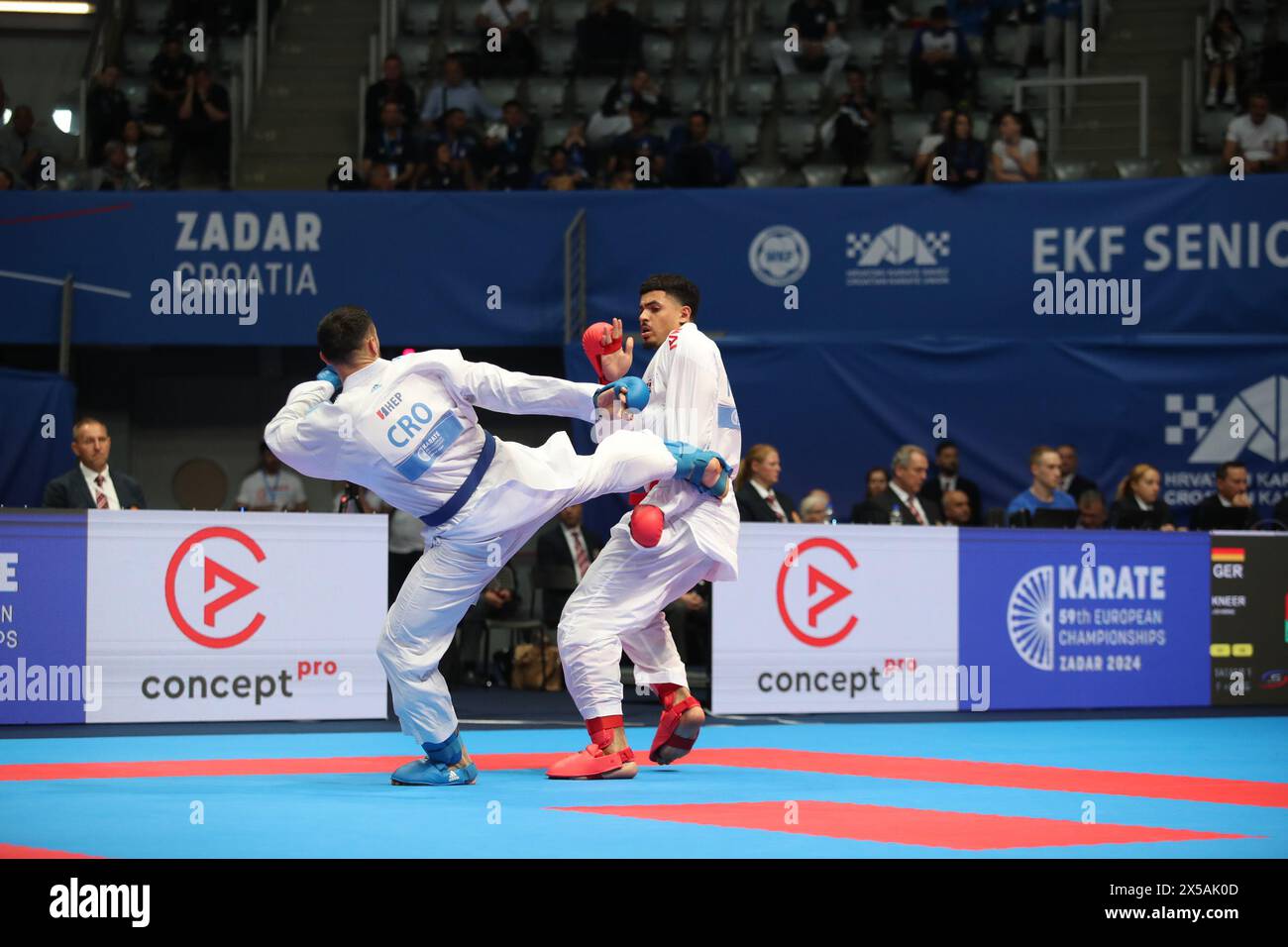 Zadar, Kroatien. Mai 2024. Andjelo Kvesic (blau) aus Kroatien und Ismail Bellemkhannate (rot) aus Norwegen treten am 8. Mai 2024 in Zadar, Kroatien, bei der 84 kg schweren männlichen Kumite-Kategorie der 59. Europäischen Seniorkarate-Meisterschaft in der Kresimir Cosic Hall an. Foto: Sime Zelic/PIXSELL Credit: Pixsell/Alamy Live News Stockfoto