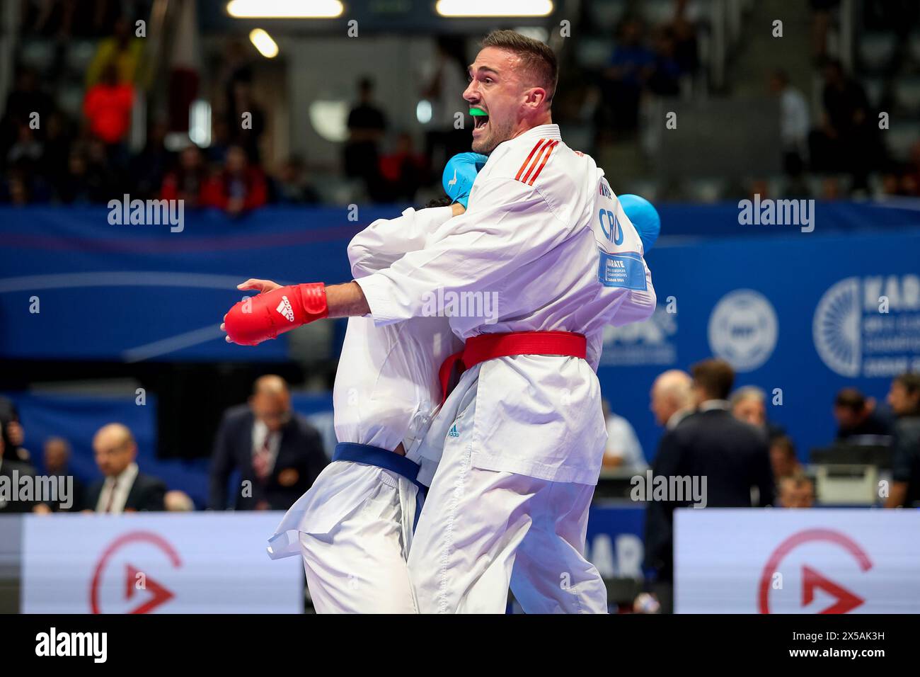 Zadar, Kroatien. Mai 2024. Ivan Kvesic (rot) aus Kroatien und Konstantinos Mastrogiannis (blau) aus Griechenland treten am 8. Mai 2024 in Zadar, Kroatien, bei der -84 kg schweren männlichen Kumite-Kategorie der 59. Europäischen Seniorkarate-Meisterschaft in der Kresimir Cosic Hall an. Foto: Sime Zelic/PIXSELL Credit: Pixsell/Alamy Live News Stockfoto