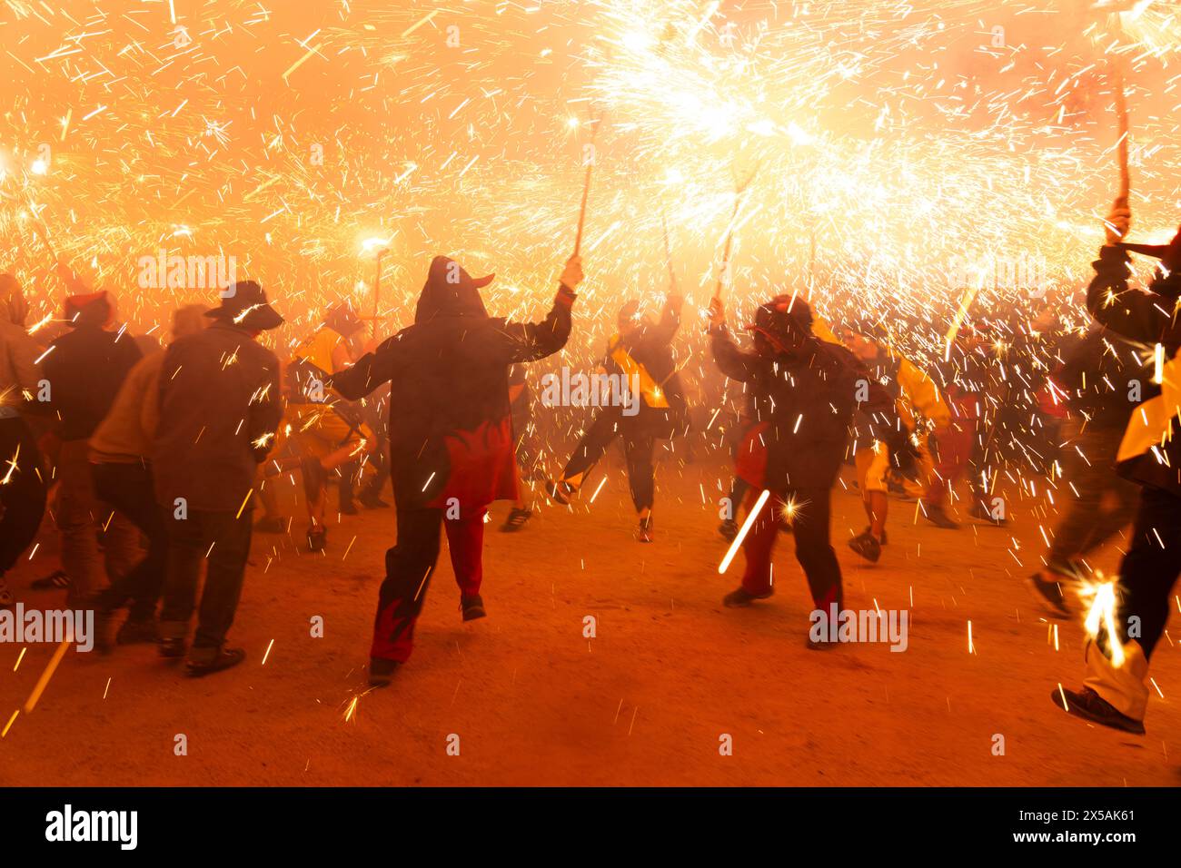 Der letzte Tanz der Correfocs, der die Parade beendet. Stockfoto