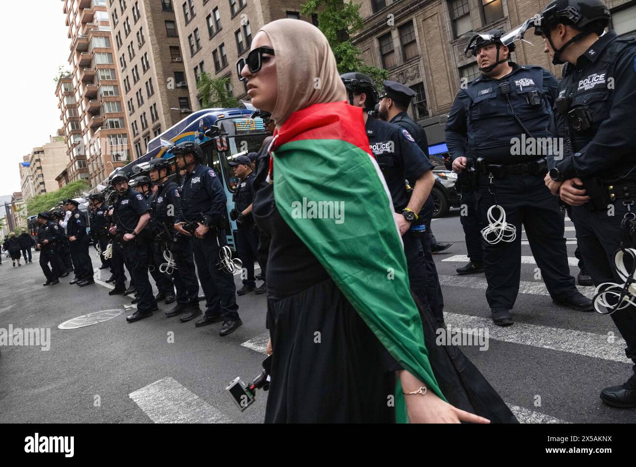 New York, New York, USA. Mai 2024. Pro-palästinensische Demonstranten versammeln sich außerhalb der MET-Gala. (Kreditbild: © Laura Brett/ZUMA Press Wire) NUR REDAKTIONELLE VERWENDUNG! Nicht für kommerzielle ZWECKE! Stockfoto