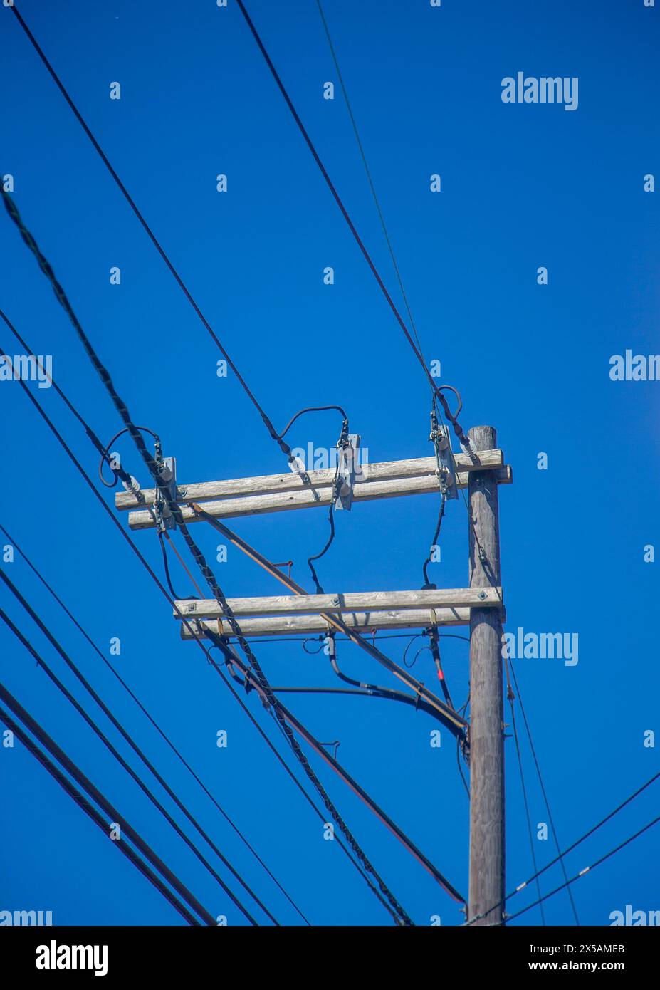 Stromkabel vor blauem Himmel Stockfoto